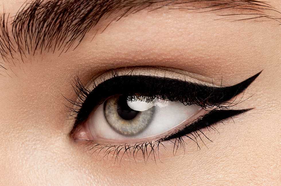 For an extra glamorous touch, consider a two-tone brown eyeliner look. Here, Bua used brown eyeliner alongside metallic champagne liner.